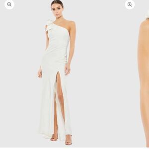 IEENA FOR MAC DUGGAL White Crepe One Shoulder Bow Gown NWT